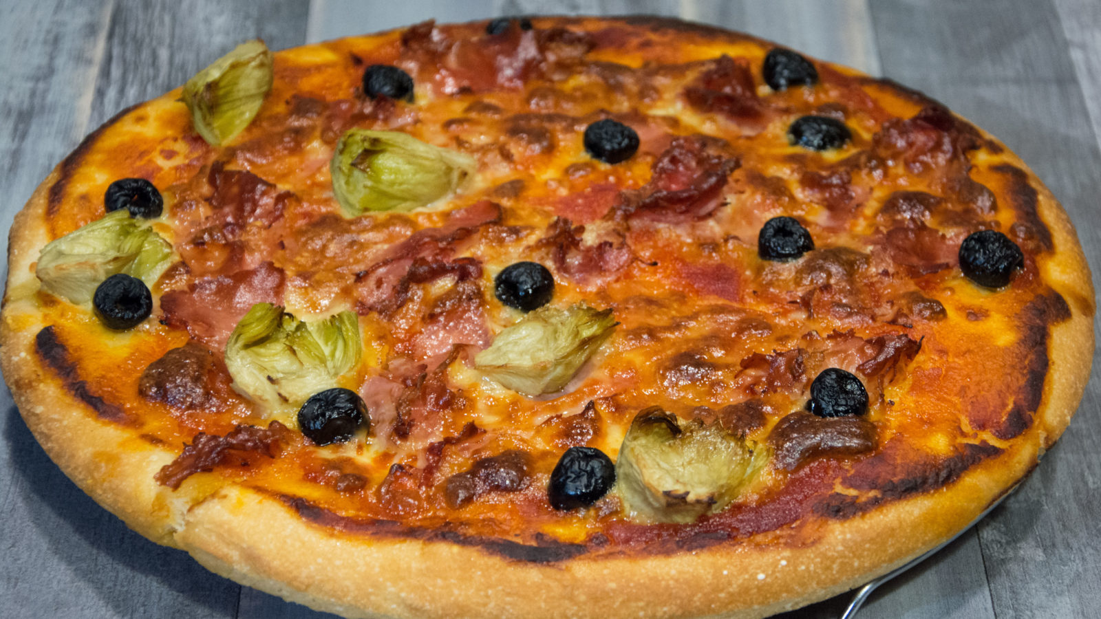 Pizza Senza Glutine In Teglia Perfetta! Alta, Croccante Fuori e Morbida  Dentro, si Impasta in 5 Minuti con 3 gr di Lievito! - Ricette di Cucina